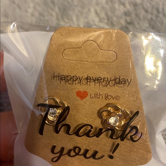 Different Design earrings - Picture 5 of 10